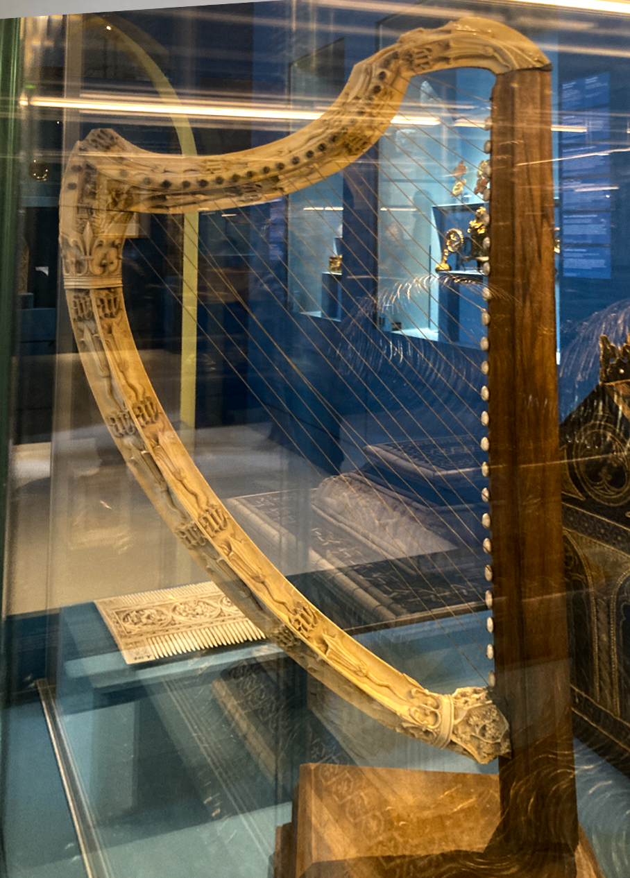 Harpe médiévale en ivoire - Photo à Cluny